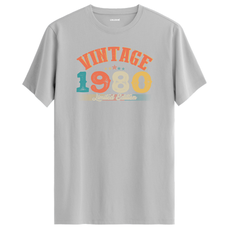 1980 Vintage Echo gri tişört, premium pamuk kumaşıyla sade ve şık bir doğum günü hediyesi seçeneği sunar.
