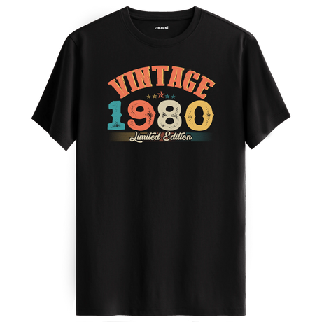 1980 Vintage Echo siyah tişört, premium pamuk kumaşıyla konforlu ve nostaljik bir doğum günü hediyesi sunar.