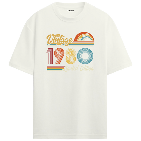 1980 Vintage ekru oversize tişört, zamansız retro detaylarıyla şık bir doğum günü hediyesi olabilir.
