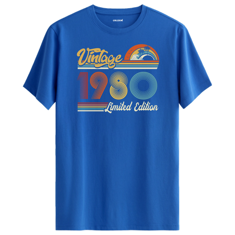 1980 Vintage mavi tişört, vintage ruhuyla şık bir doğum günü hediyesi alternatifi sunar.