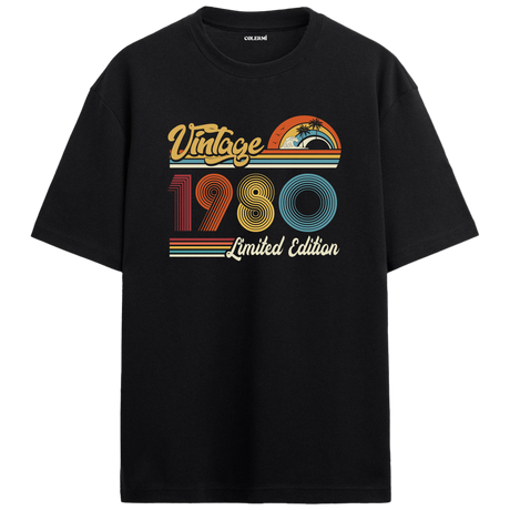 1980 Vintage siyah oversize tişört, retro baskısıyla nostaljik bir doğum günü hediyesi seçeneği sunar.