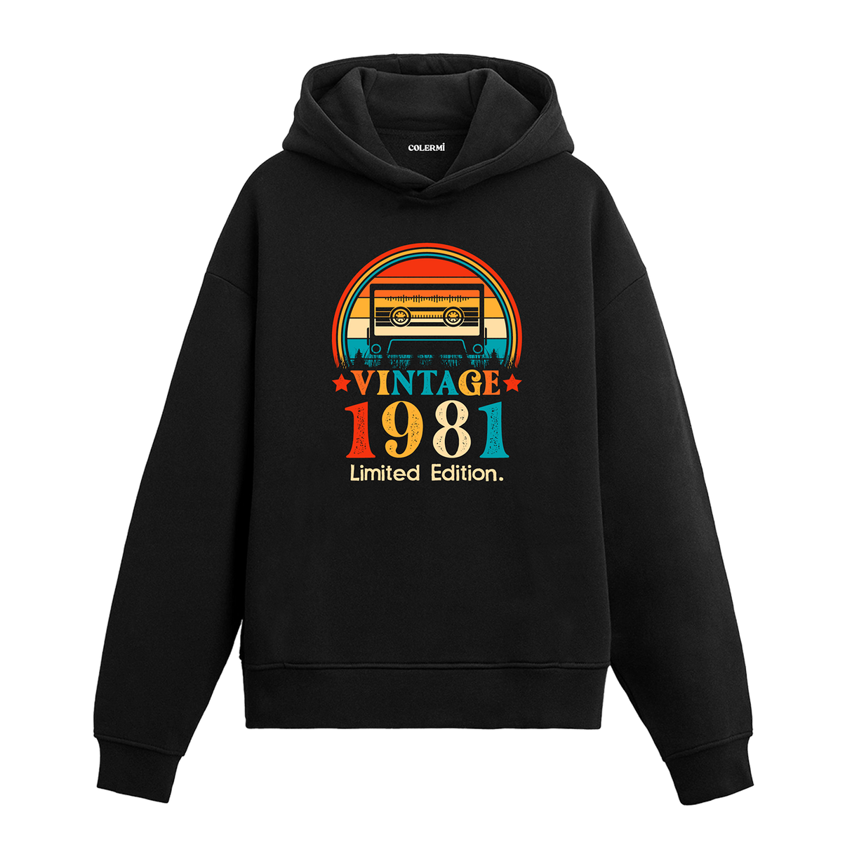 1981 Vintage Hoodie, retro kaset çalar tasarımı ve %100 pamuklu kumaşıyla nostaljik ve rahat bir stil sunuyor.