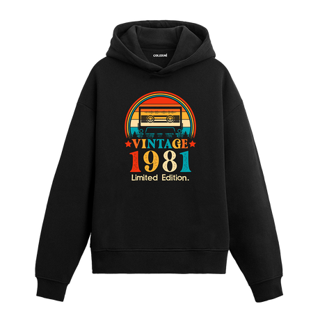 1981 Vintage Hoodie, retro kaset çalar tasarımı ve %100 pamuklu kumaşıyla nostaljik ve rahat bir stil sunuyor.