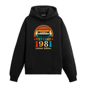 1981 Vintage Hoodie, retro kaset çalar tasarımı ve %100 pamuklu kumaşıyla nostaljik ve rahat bir stil sunuyor.