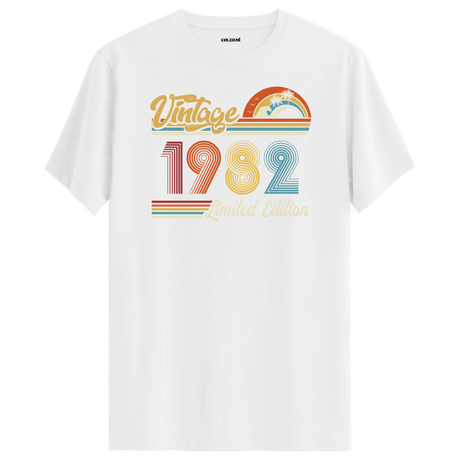 1982 Vintage beyaz tişört, renkli retro baskısıyla özel bir doğum günü hediyesi olabilir.