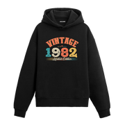 1982 yılına özel tasarlanmış siyah Vintage Hoodie Echo, retro yazı ve yıl baskılı modern hoodie modeli.