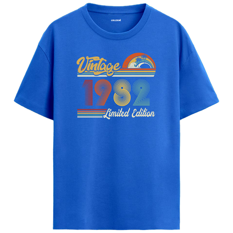 1982 Vintage mavi oversize tişört, nostaljik ruhuyla şık bir doğum günü hediyesi alternatifi sunar.