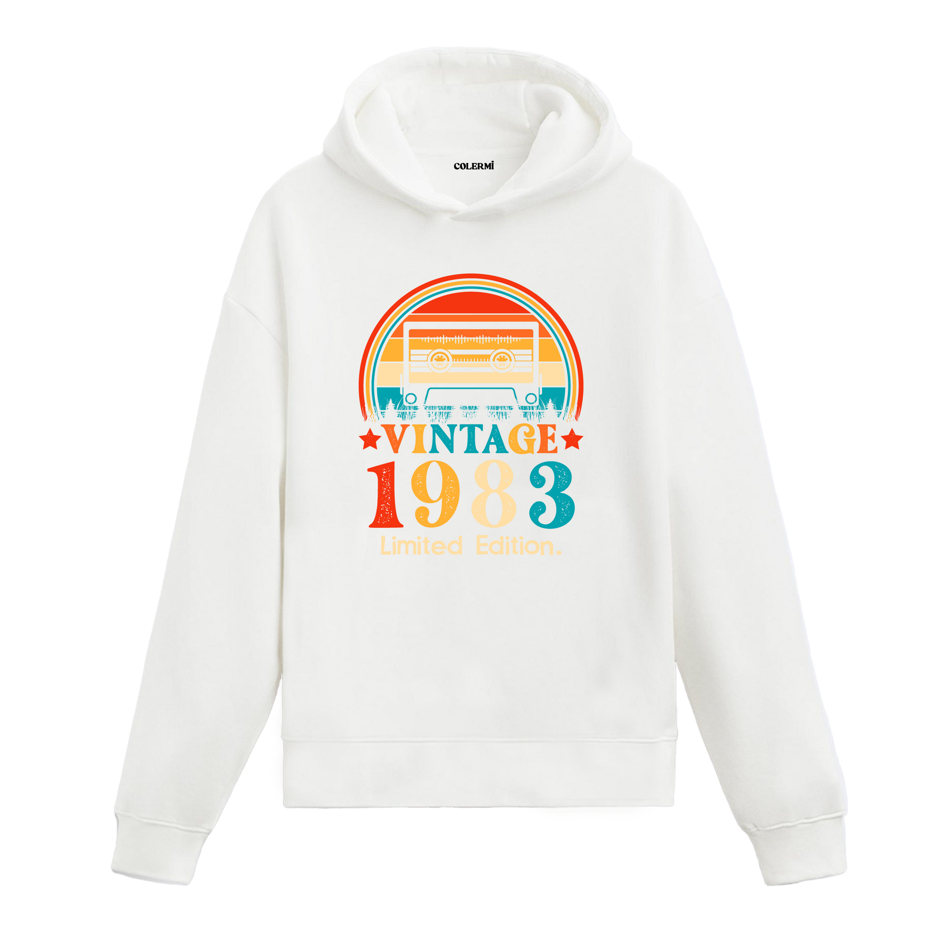 1983 Vintage Hoodie, retro kaset çalar tasarımı ve pamuklu kumaşıyla nostaljik ve rahat bir stil sunuyor.