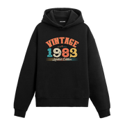 1983 yılına özel tasarlanmış siyah Vintage Hoodie Echo, retro yazı ve yıl baskılı modern hoodie modeli.