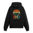 1983 Vintage Hoodie, retro kaset çalar tasarımı ve pamuklu kumaşıyla nostaljik ve rahat bir stil sunuyor.