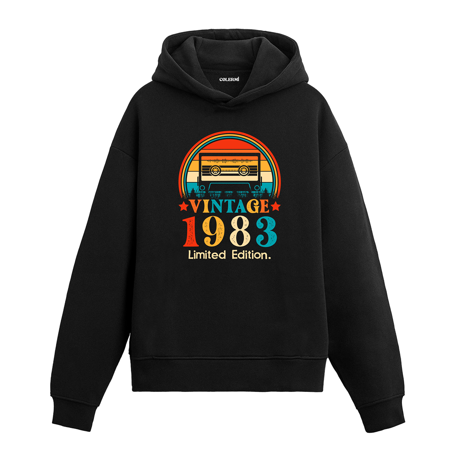 1983 Vintage Hoodie, retro kaset çalar tasarımı ve pamuklu kumaşıyla nostaljik ve rahat bir stil sunuyor.