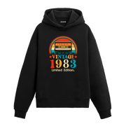 1983 Vintage Hoodie, retro kaset çalar tasarımı ve pamuklu kumaşıyla nostaljik ve rahat bir stil sunuyor.