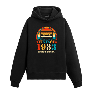 1983 Vintage Hoodie, retro kaset çalar tasarımı ve pamuklu kumaşıyla nostaljik ve rahat bir stil sunuyor.