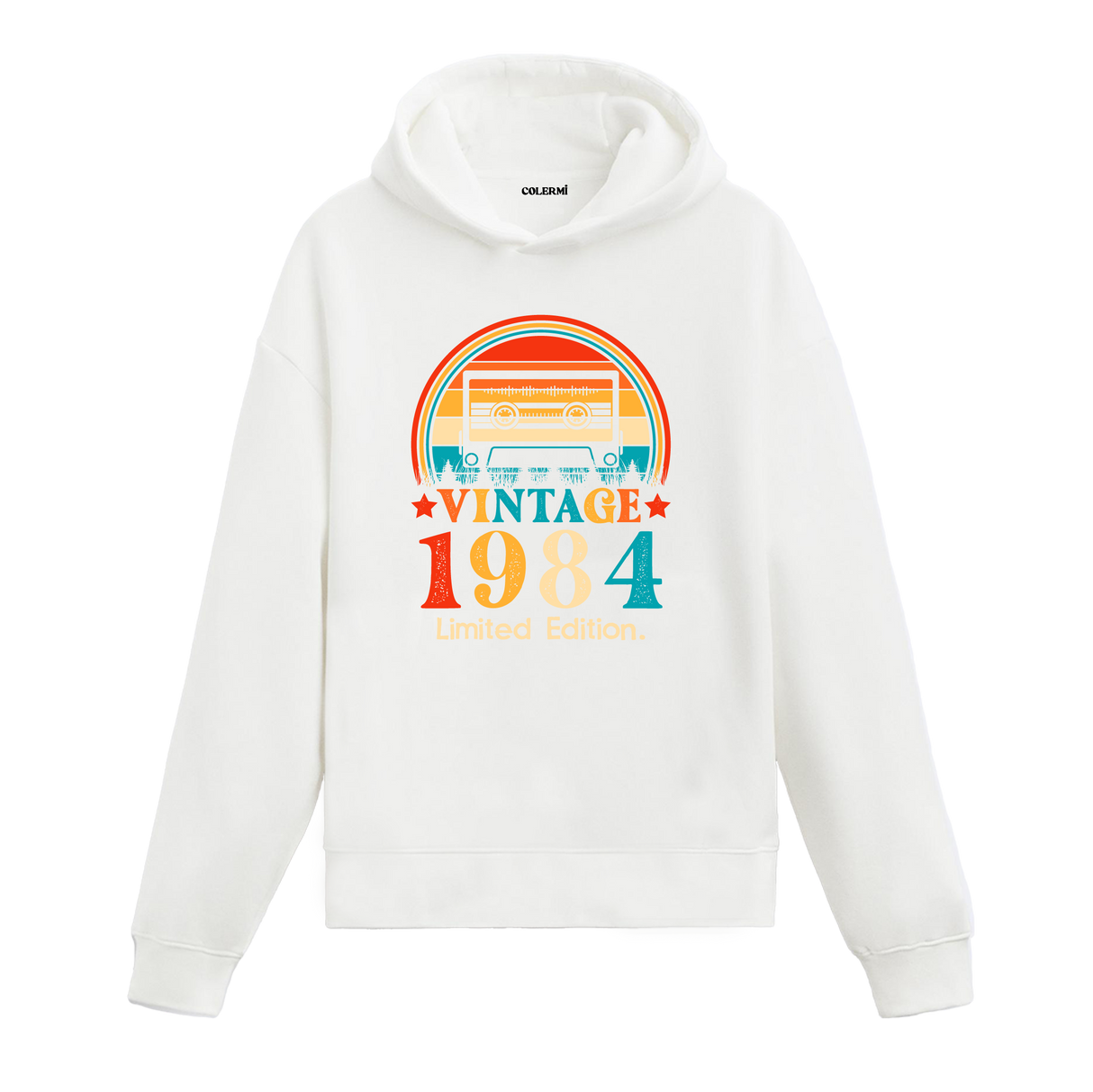 1984 Vintage Hoodie, retro kaset çalar tasarımı ve pamuklu kumaşıyla nostaljik bir görünüm ve konfor sunuyor.
