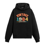 1984 yılına özel tasarlanmış siyah Vintage Hoodie Echo, retro yazı ve yıl baskılı modern hoodie modeli.