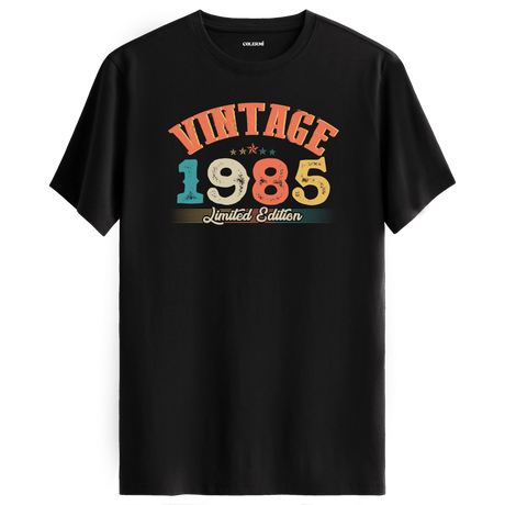 1985 Vintage Echo siyah tişört, premium pamuk kumaşıyla konforlu ve nostaljik bir doğum günü hediyesi sunar.