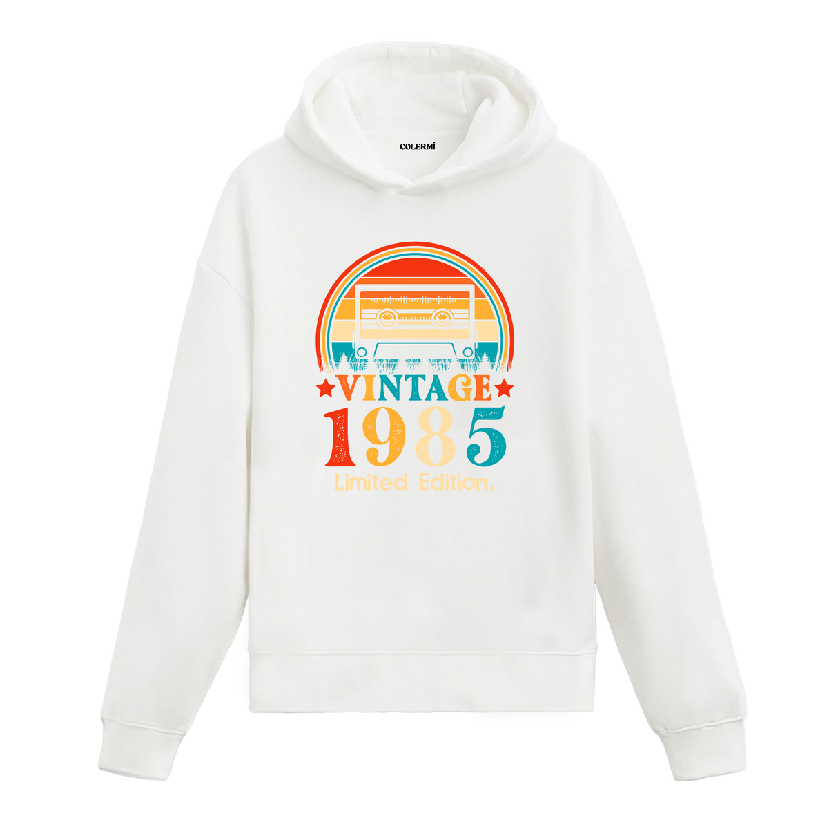 1985 Vintage Hoodie, retro kaset çalar tasarımı ve pamuklu kumaşıyla nostaljik tarzı modern sokak stiliyle buluşturuyor.