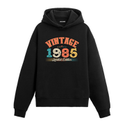1985 yılına özel tasarlanmış siyah Vintage Hoodie Echo, retro yazı ve yıl baskılı modern hoodie modeli.