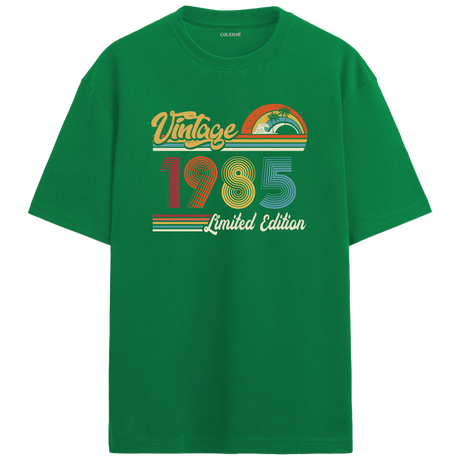 1985 Vintage yeşil oversize tişört, özgün retro tasarımıyla farklı bir doğum günü hediyesi seçeneği sunar.