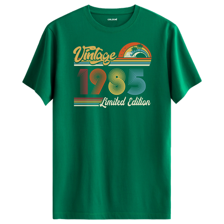 1985 Vintage yeşil tişört, nostaljik tasarımıyla farklı bir doğum günü hediyesi seçeneği sunar.