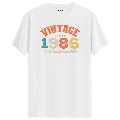 1986 Vintage Echo beyaz tişört, sade tasarımı ve premium pamuk kumaşıyla günlük şık bir seçim olur.
