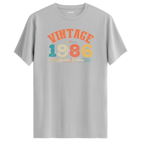 1986 Vintage Echo gri tişört, premium pamuk kumaşıyla sade ve şık bir doğum günü hediyesi seçeneği sunar.