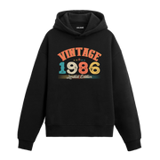 1986 yılına özel tasarlanmış siyah Vintage Hoodie Echo, retro yazı ve yıl baskılı modern hoodie modeli.