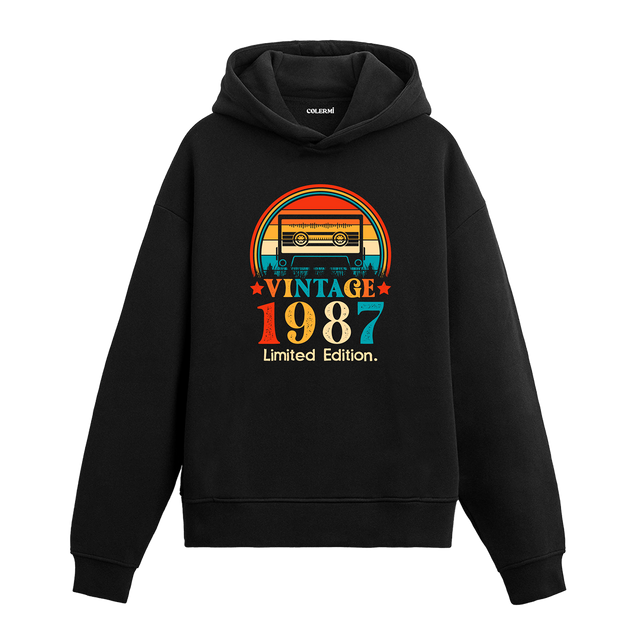 1987 Vintage Hoodie, retro kaset çalar tasarımı ve %100 pamuklu kumaşıyla nostaljik ve konforlu bir stil sunuyor.