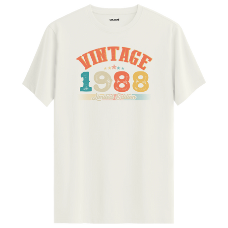 1988 Vintage Echo ekru tişört, zamansız retro detayları ve premium pamuk kumaşıyla şık bir hediye seçeneği olur.