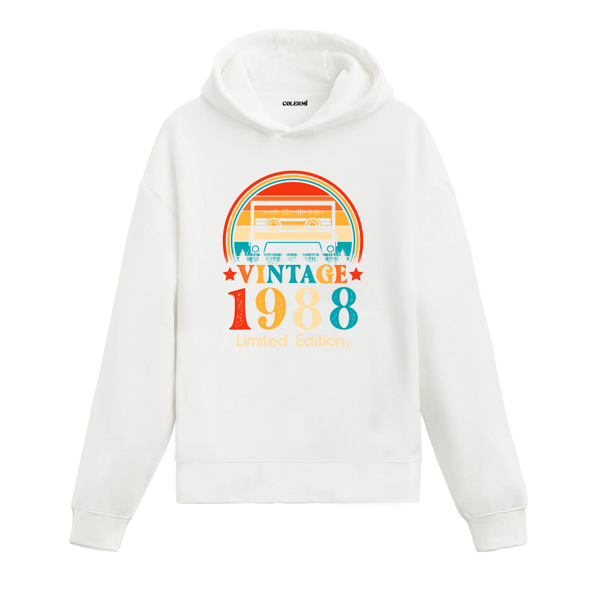 1988 Vintage Hoodie, retro kaset çalar baskısı ve pamuklu kumaşıyla nostaljik ve modern bir stil sunuyor.