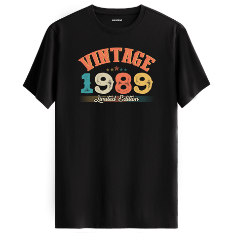 1989 Vintage Echo siyah tişört, premium pamuk kumaşıyla konforlu ve nostaljik bir doğum günü hediyesi sunar.