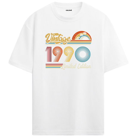1990 Vintage beyaz oversize tişört, renkli tasarımıyla özel bir doğum günü hediyesi olabilir.