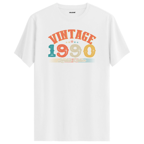 1990 Vintage Echo beyaz tişört, sade tasarımı ve premium pamuk kumaşıyla günlük şık bir seçim olur.