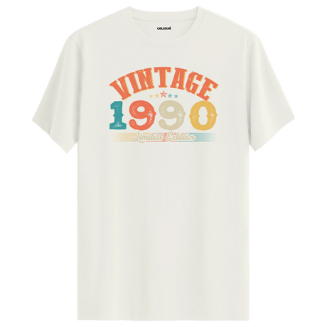 1990 Vintage Echo ekru tişört, zamansız retro detayları ve premium pamuk kumaşıyla şık bir hediye seçeneği olur.