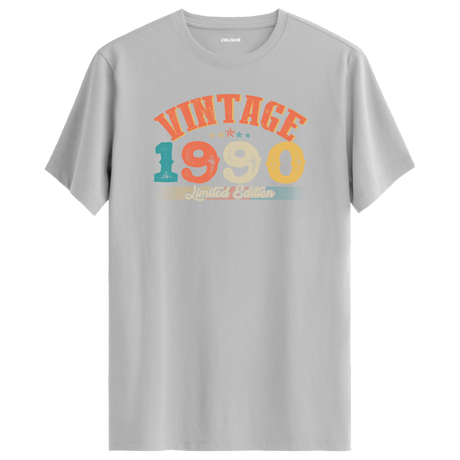 1990 Vintage Echo gri tişört, premium pamuk kumaşıyla sade ve şık bir doğum günü hediyesi seçeneği sunar.