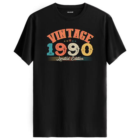 1990 Vintage Echo siyah tişört, premium pamuk kumaşıyla konforlu ve nostaljik bir doğum günü hediyesi sunar.