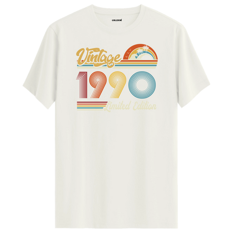 1990 Vintage ekru tişört, retro detaylarıyla zamansız bir doğum günü hediyesi alternatifi sunar.