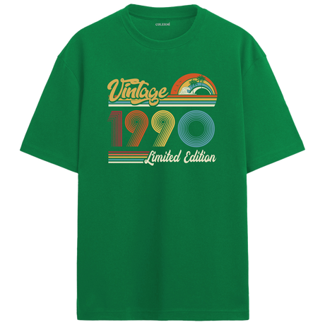 1990 Vintage yeşil oversize tişört, nostaljik tasarımıyla farklı bir doğum günü hediyesi seçeneği sunar.