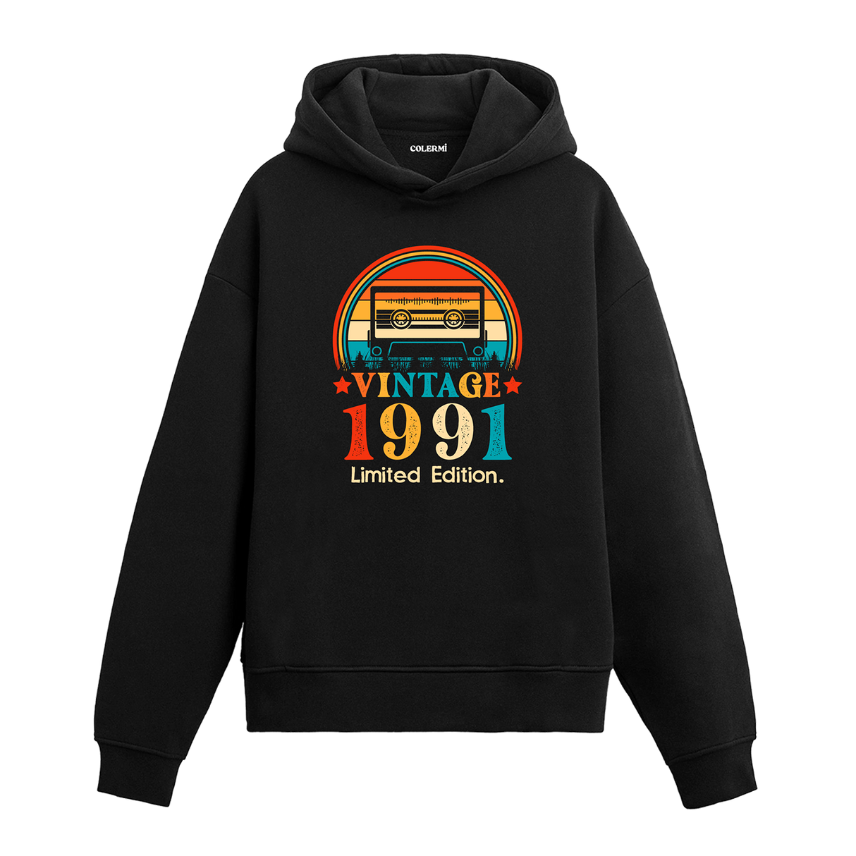 1991 Vintage Hoodie, kaset çalar baskısı ve pamuklu kumaşıyla nostaljik ve rahat bir stil sunuyor.