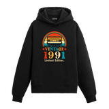 1991 Vintage Hoodie, kaset çalar baskısı ve pamuklu kumaşıyla nostaljik ve rahat bir stil sunuyor.