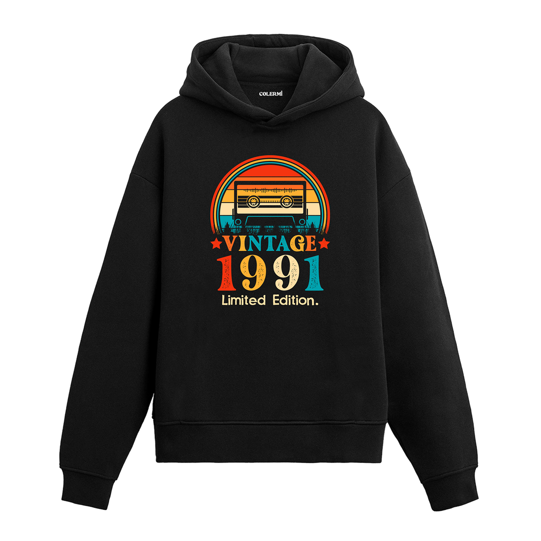 1991 Vintage Hoodie, kaset çalar baskısı ve pamuklu kumaşıyla nostaljik ve rahat bir stil sunuyor.