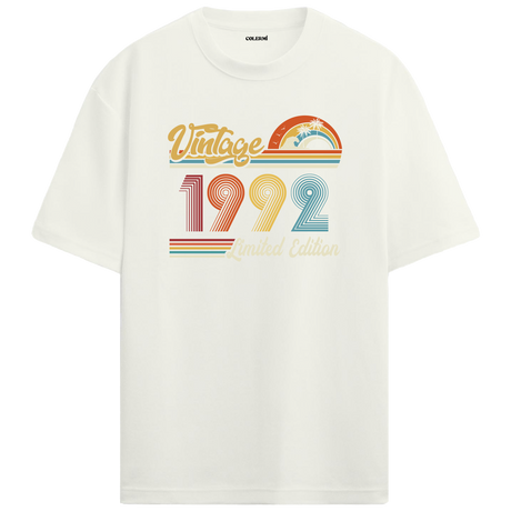 1992 Vintage ekru oversize tişört, retro detaylarıyla zamansız bir doğum günü hediyesi olabilir.