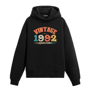 1992 yılına özel tasarlanmış siyah Vintage Hoodie Echo, retro yazı ve yıl baskılı modern hoodie modeli.