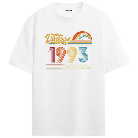 1993 Vintage beyaz oversize tişört, retro havasıyla özel bir doğum günü hediyesi olabilir.