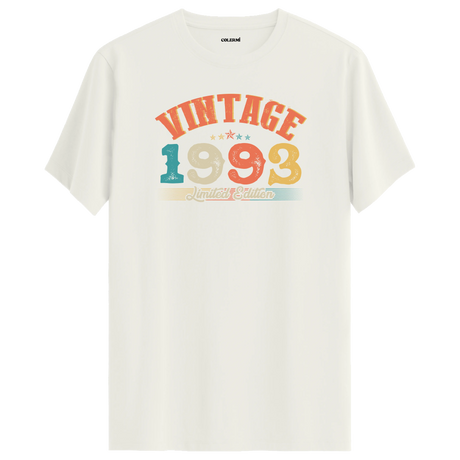 1993 Vintage Echo ekru tişört, zamansız retro detayları ve premium pamuk kumaşıyla şık bir hediye seçeneği olur.
