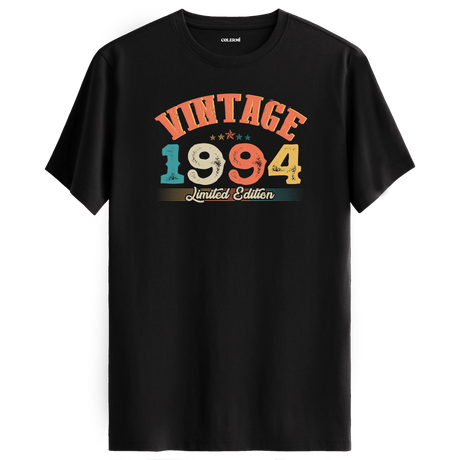 1994 Vintage Echo siyah tişört, premium pamuk kumaşıyla konforlu ve nostaljik bir doğum günü hediyesi sunar.
