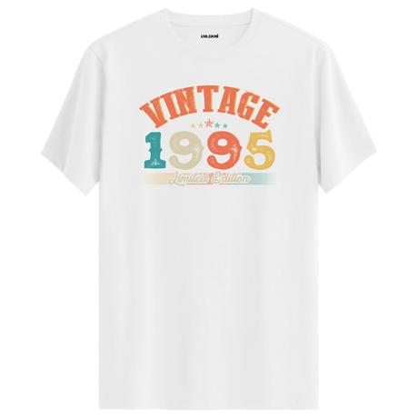 1995 Vintage Echo beyaz tişört, sade tasarımı ve premium pamuk kumaşıyla günlük şık bir seçim olur.