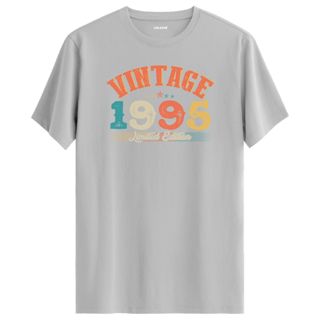 1995 Vintage Echo gri tişört, premium pamuk kumaşıyla sade ve şık bir doğum günü hediyesi seçeneği sunar.