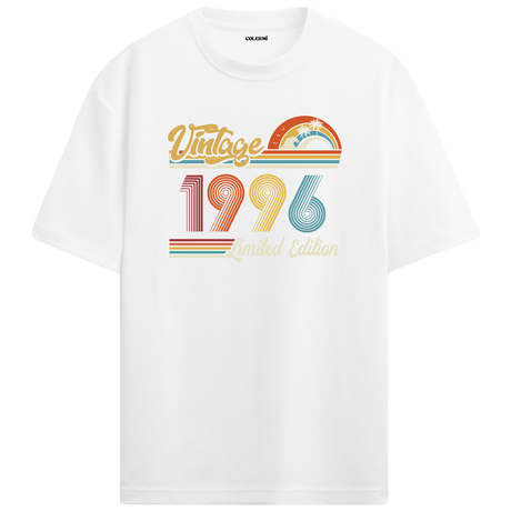 1996 Vintage beyaz oversize tişört, renkli baskısıyla özel bir doğum günü hediyesi olabilir.