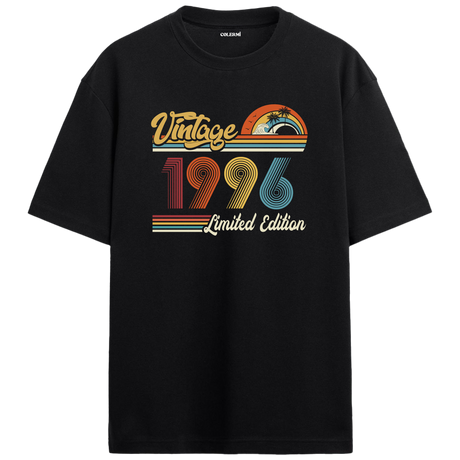 1996 Vintage siyah oversize tişört, retro baskısıyla nostaljik bir doğum günü hediyesi seçeneği sunar.